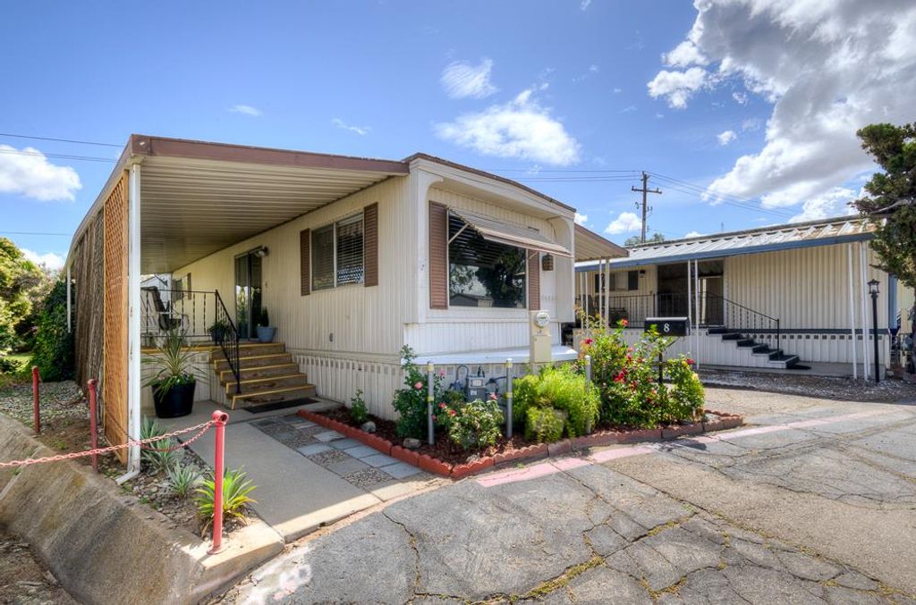 Image 2 of property listing at 1724 Minnewawa # 8, Clovis, CA 93612