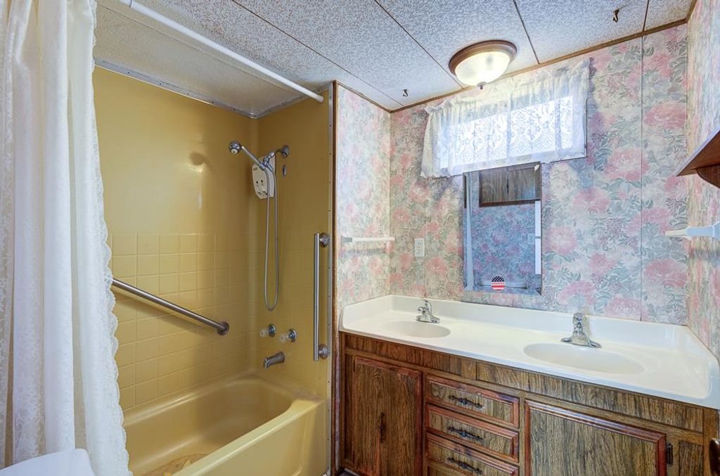 Image 20 of property listing at 1724 Minnewawa # 8, Clovis, CA 93612