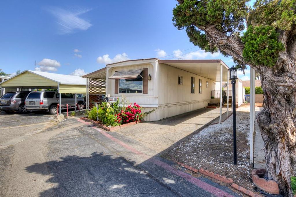 Image 22 of property listing at 1724 Minnewawa # 8, Clovis, CA 93612