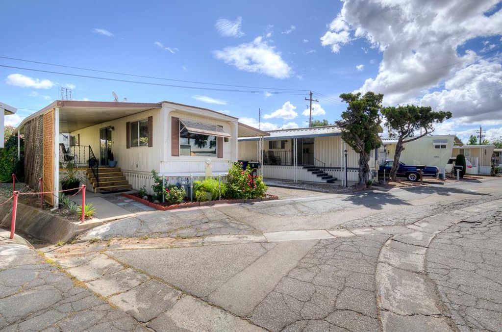 Image 24 of property listing at 1724 Minnewawa # 8, Clovis, CA 93612