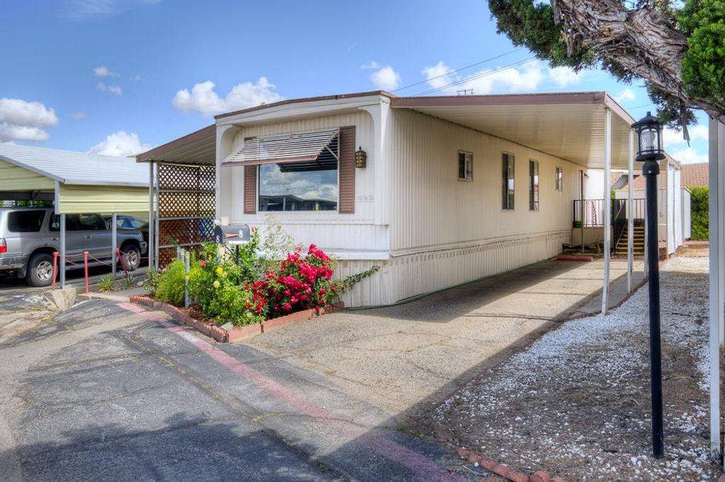 Image 3 of property listing at 1724 Minnewawa # 8, Clovis, CA 93612