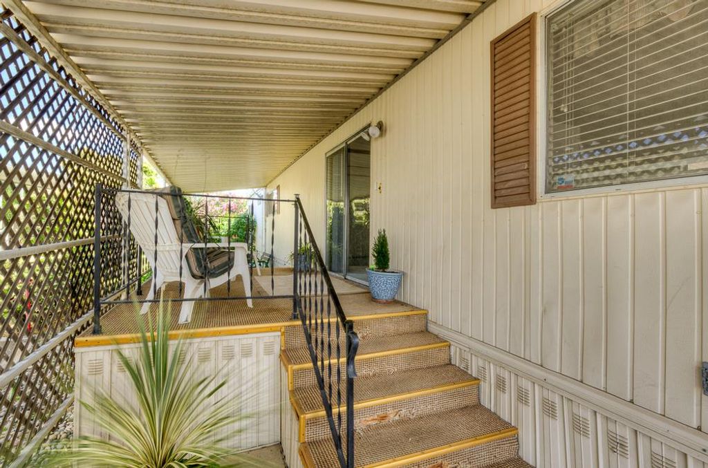 Image 5 of property listing at 1724 Minnewawa # 8, Clovis, CA 93612