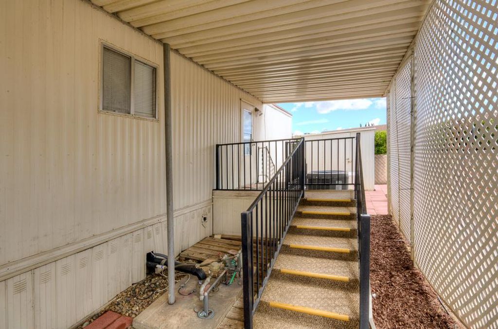 Image 6 of property listing at 1724 Minnewawa # 8, Clovis, CA 93612