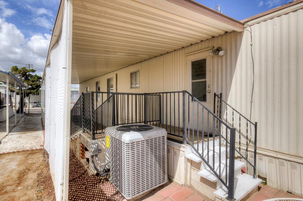 Image 7 of property listing at 1724 Minnewawa # 8, Clovis, CA 93612