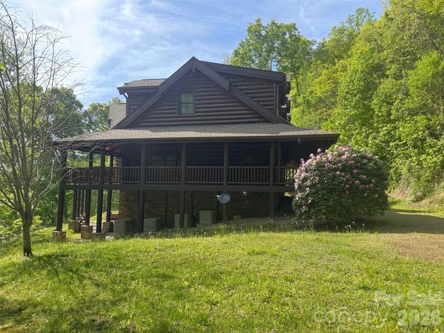 686 Hyacinth Drive, Clyde, NC 28721