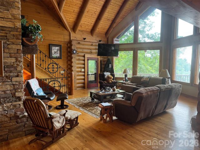 686 Hyacinth Drive, Clyde, NC 28721