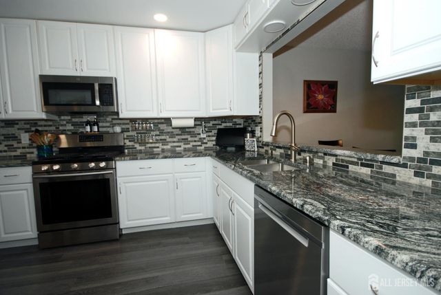 37 Upperbrook Court, Sayreville, NJ 08859