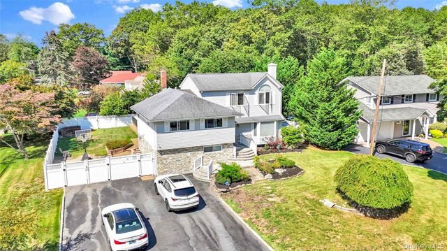 2 Amherst Lane, Smithtown, NY 11787