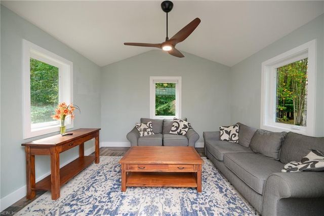 10410 Robins Nest LN, Gloucester, VA 23061