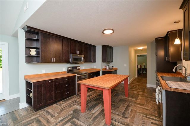 10410 Robins Nest LN, Gloucester, VA 23061