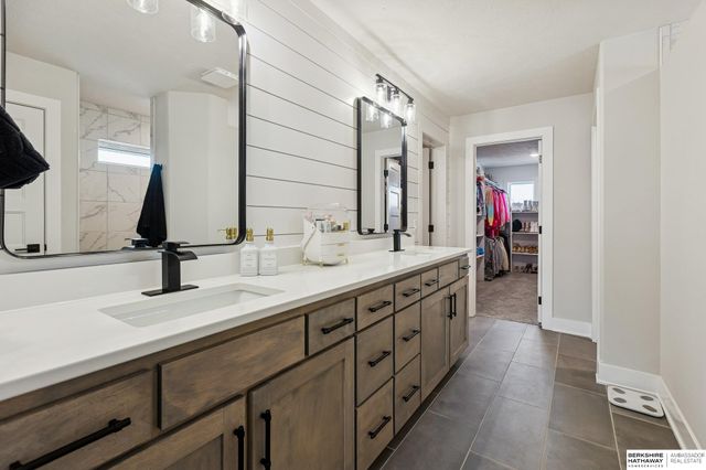 21359 E Circle, Elkhorn, NE 68022