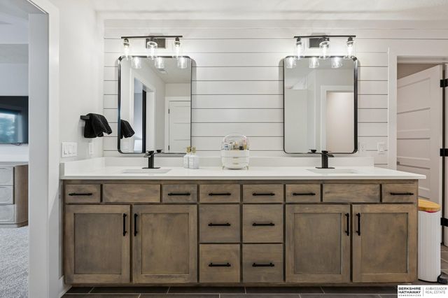 21359 E Circle, Elkhorn, NE 68022