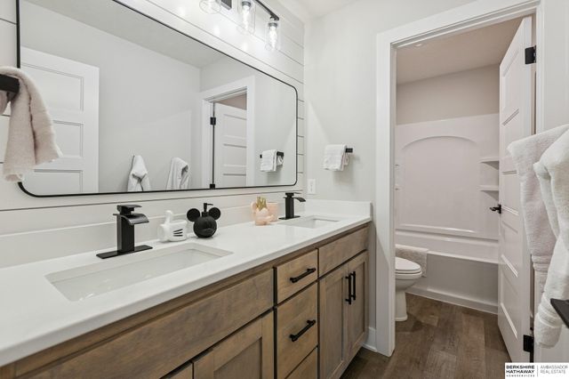 21359 E Circle, Elkhorn, NE 68022