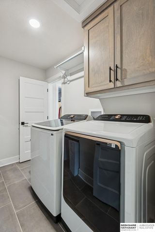 21359 E Circle, Elkhorn, NE 68022