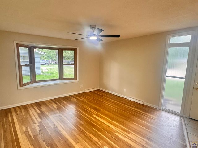 1909 SW 34th ST, Topeka, KS 66611