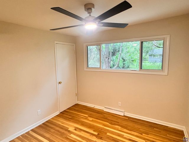 1909 SW 34th ST, Topeka, KS 66611