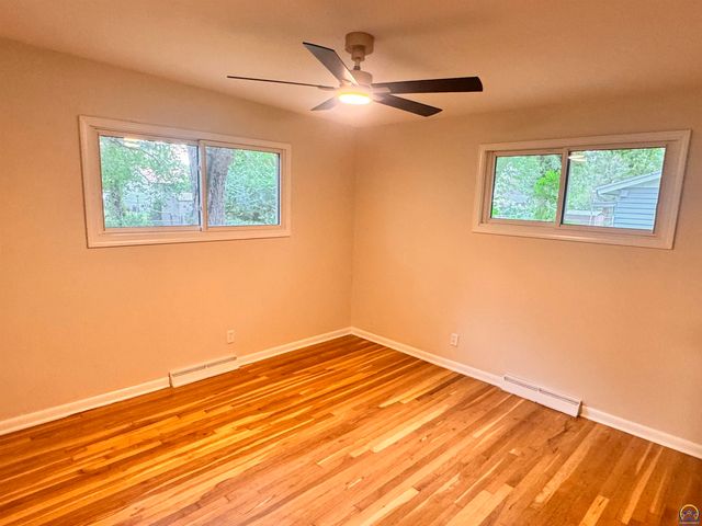 1909 SW 34th ST, Topeka, KS 66611