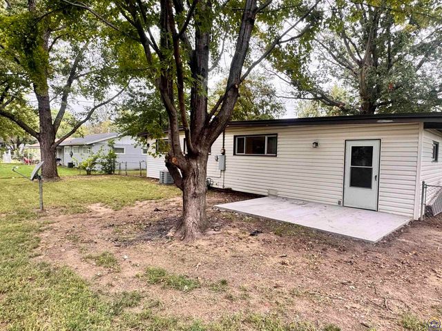 1909 SW 34th ST, Topeka, KS 66611