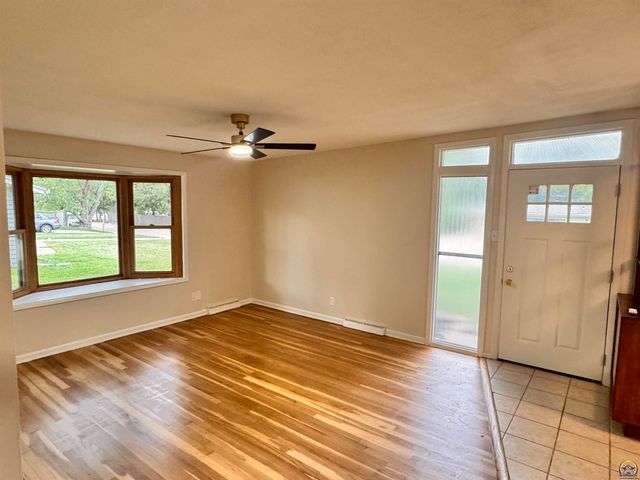 1909 SW 34th ST, Topeka, KS 66611