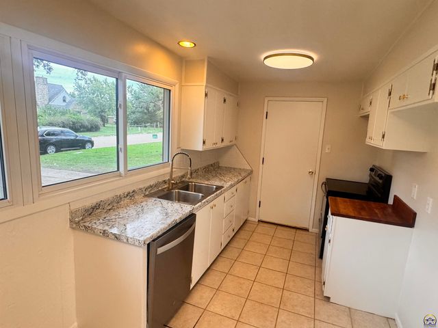 1909 SW 34th ST, Topeka, KS 66611