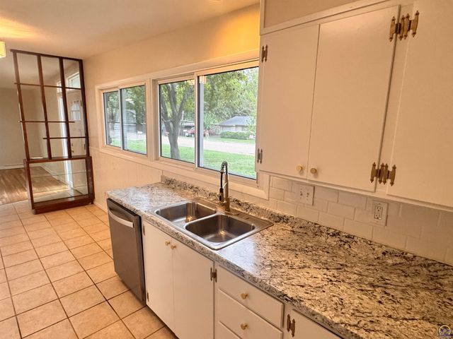 1909 SW 34th ST, Topeka, KS 66611
