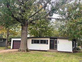 1909 SW 34th ST, Topeka, KS 66611