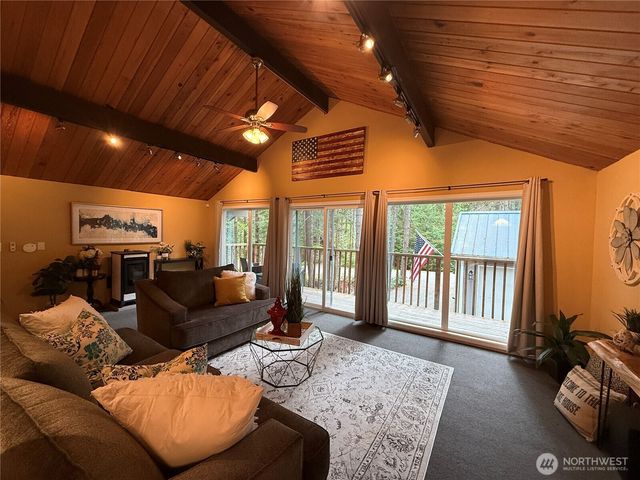 811 N Potlatch Drive, Hoodsport, WA 98548