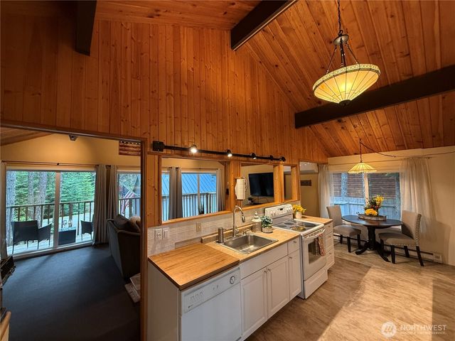 811 N Potlatch Drive, Hoodsport, WA 98548