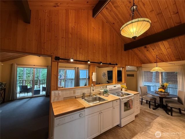 811 N Potlatch Drive, Hoodsport, WA 98548