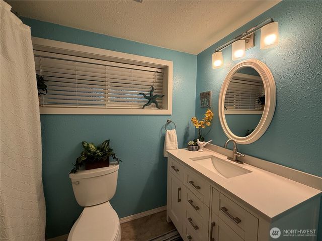 811 N Potlatch Drive, Hoodsport, WA 98548