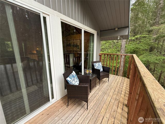 811 N Potlatch Drive, Hoodsport, WA 98548
