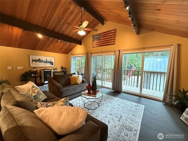 811 N Potlatch Drive, Hoodsport, WA 98548