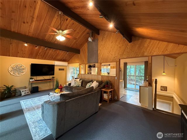 811 N Potlatch Drive, Hoodsport, WA 98548
