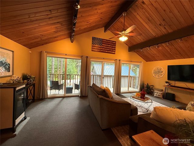 811 N Potlatch Drive, Hoodsport, WA 98548