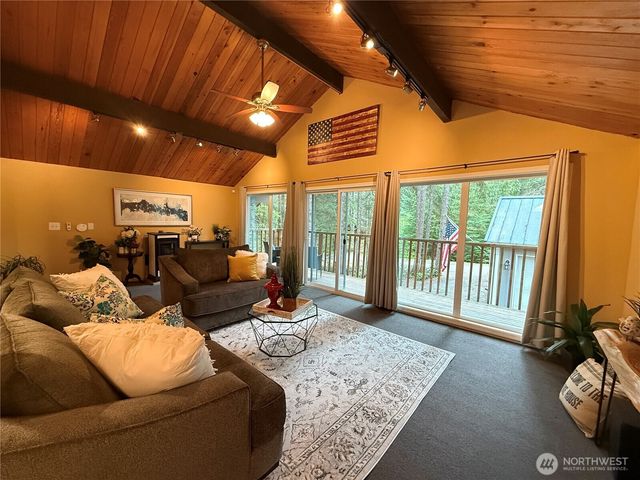 811 N Potlatch Drive, Hoodsport, WA 98548