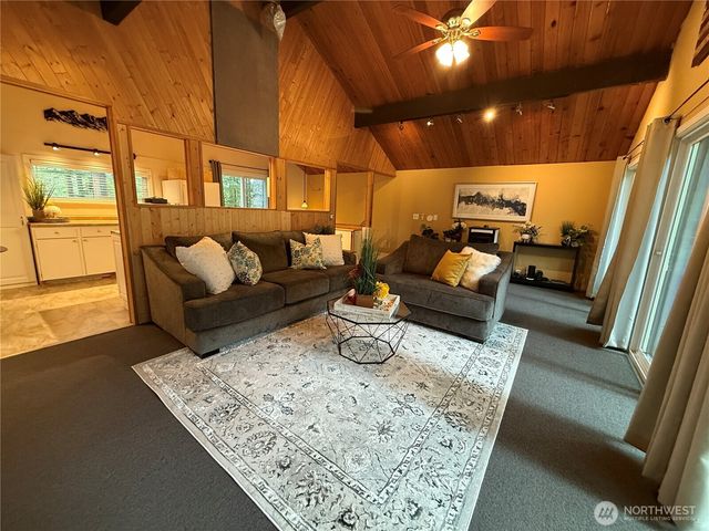 811 N Potlatch Drive, Hoodsport, WA 98548