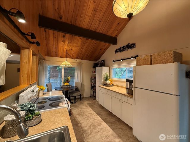811 N Potlatch Drive, Hoodsport, WA 98548