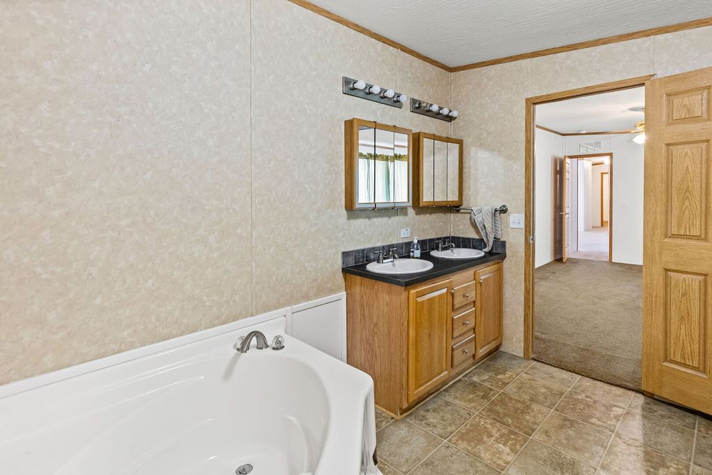 Image 13 of property listing at 1111 S JEFFERSON Street, Salem, IL 62881