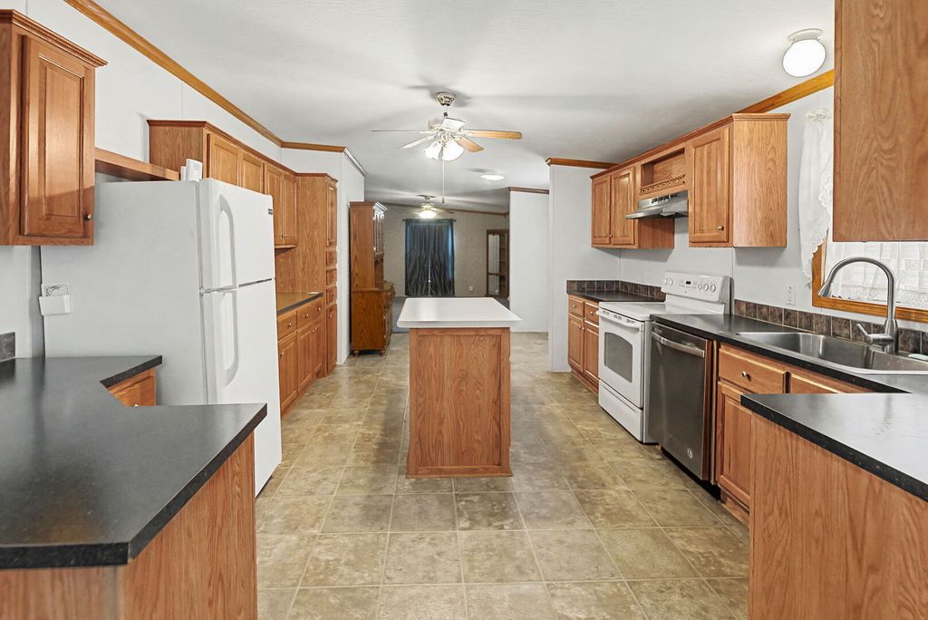 Image 14 of property listing at 1111 S JEFFERSON Street, Salem, IL 62881