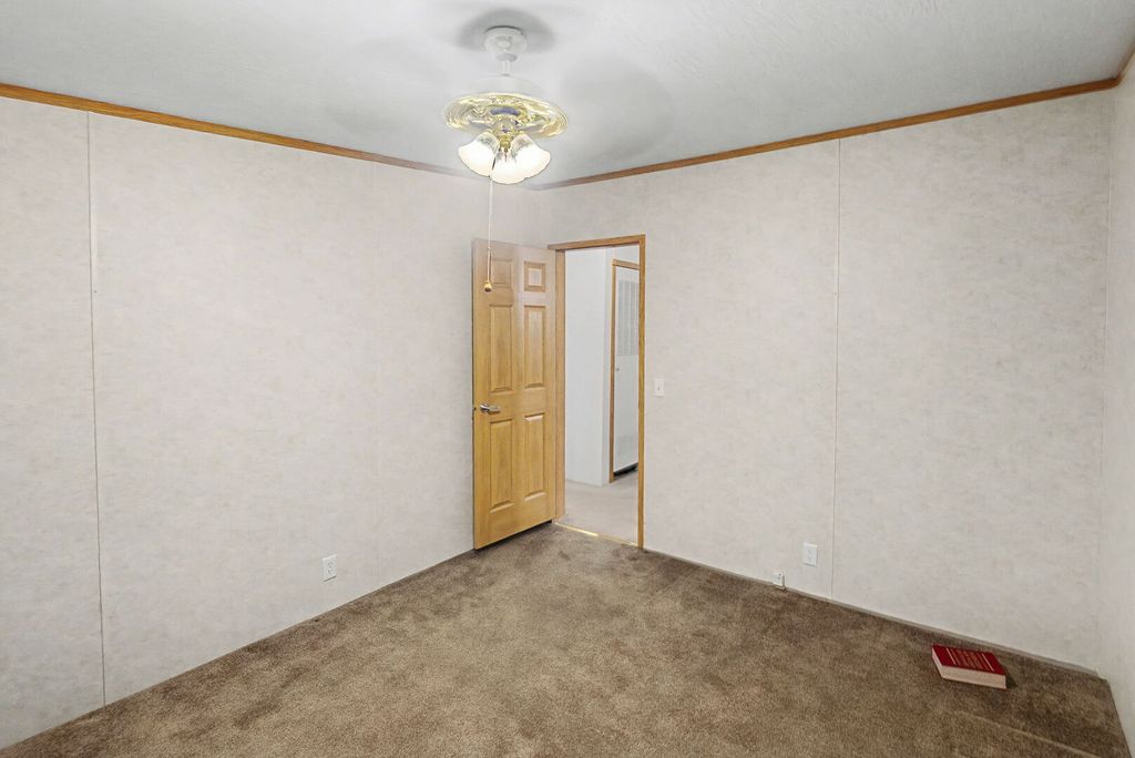 Image 17 of property listing at 1111 S JEFFERSON Street, Salem, IL 62881