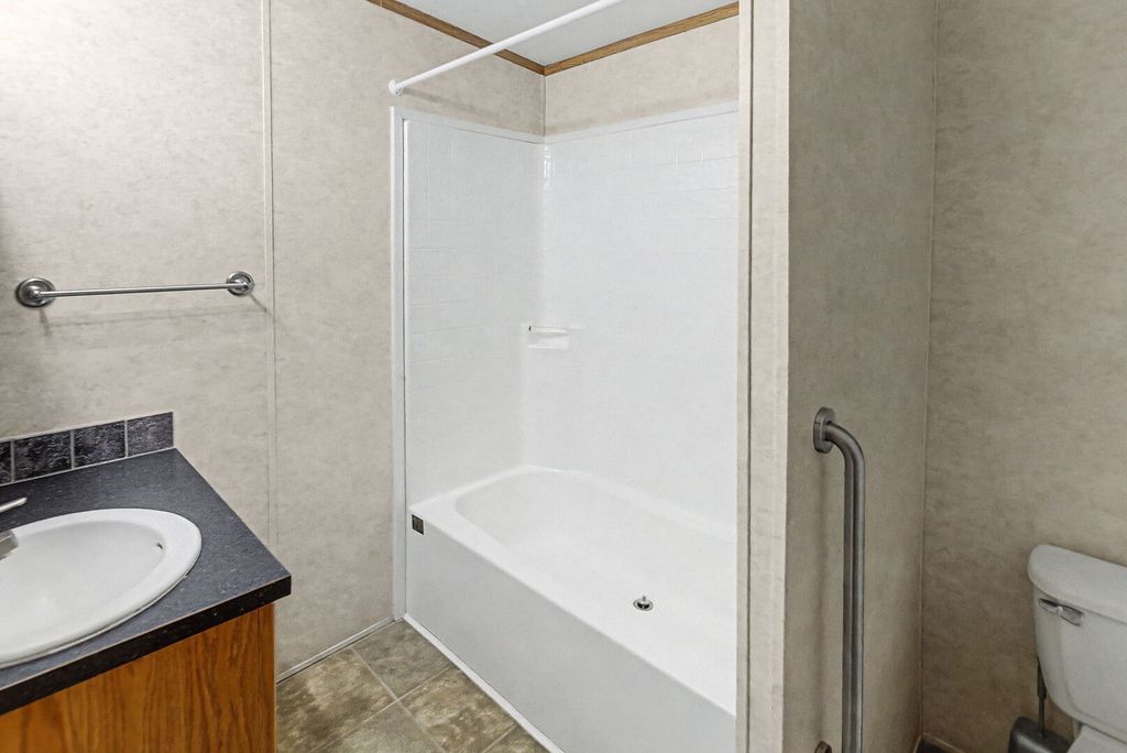 Image 23 of property listing at 1111 S JEFFERSON Street, Salem, IL 62881