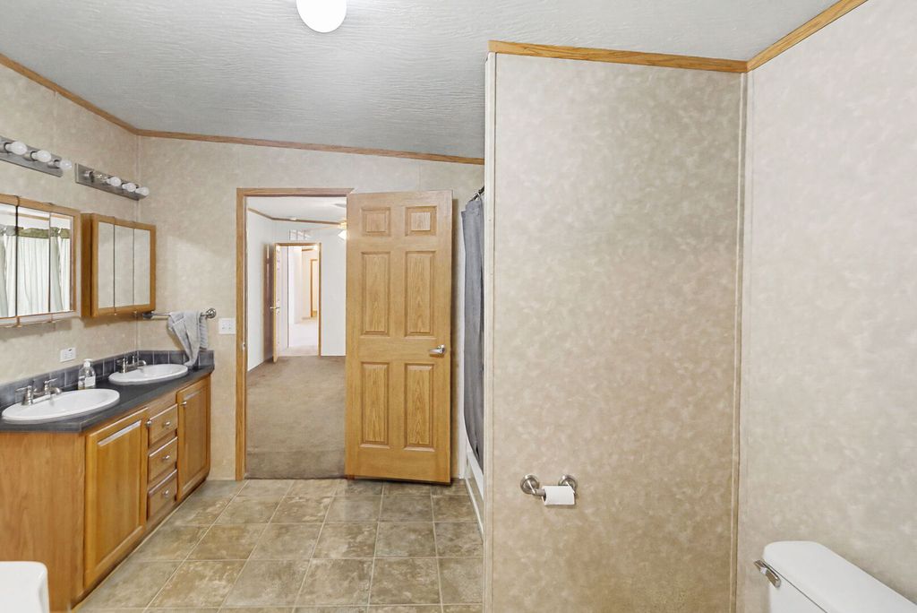 Image 26 of property listing at 1111 S JEFFERSON Street, Salem, IL 62881