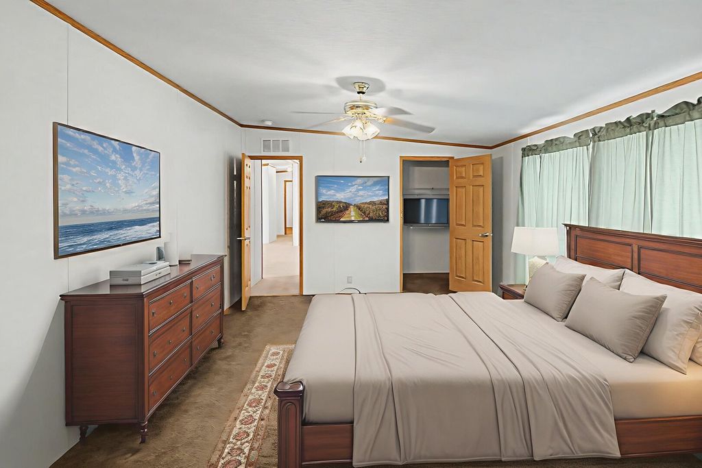 Image 28 of property listing at 1111 S JEFFERSON Street, Salem, IL 62881