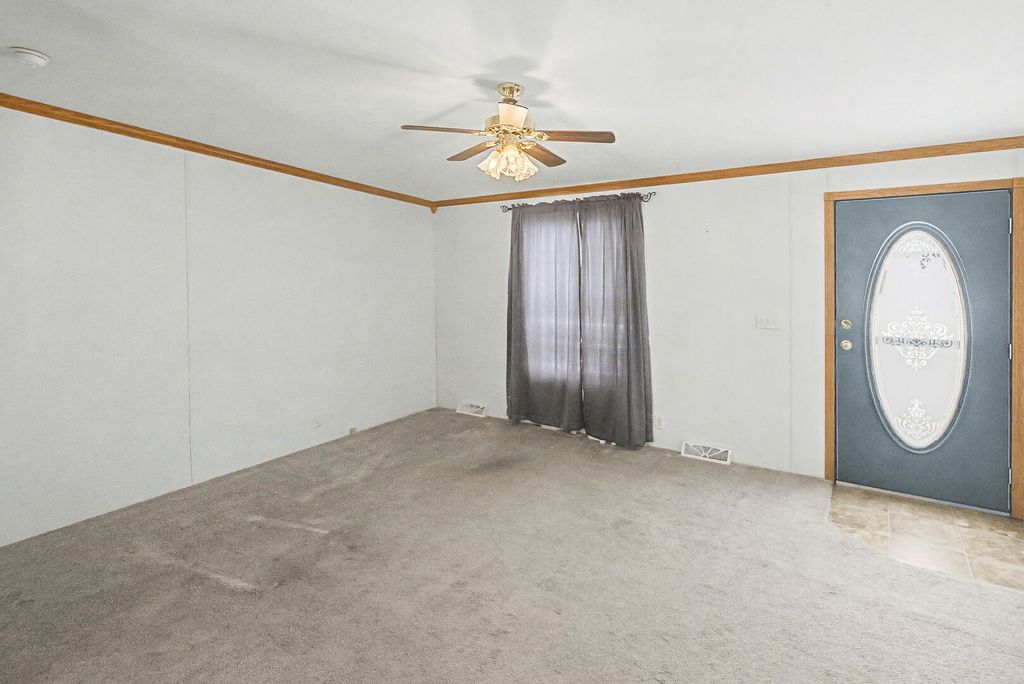 Image 4 of property listing at 1111 S JEFFERSON Street, Salem, IL 62881