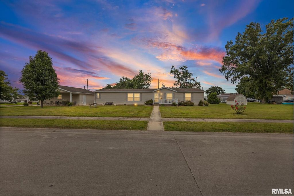 Image 33 of property listing at 1111 S JEFFERSON Street, Salem, IL 62881