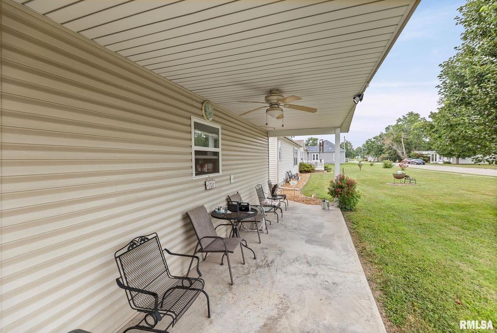 Image 35 of property listing at 1111 S JEFFERSON Street, Salem, IL 62881