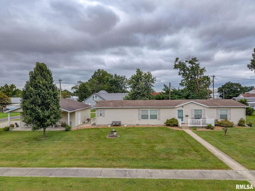 Image 39 of property listing at 1111 S JEFFERSON Street, Salem, IL 62881