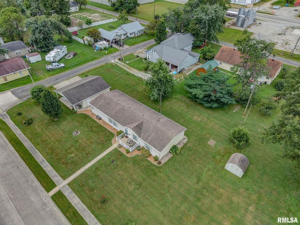 Image 40 of property listing at 1111 S JEFFERSON Street, Salem, IL 62881