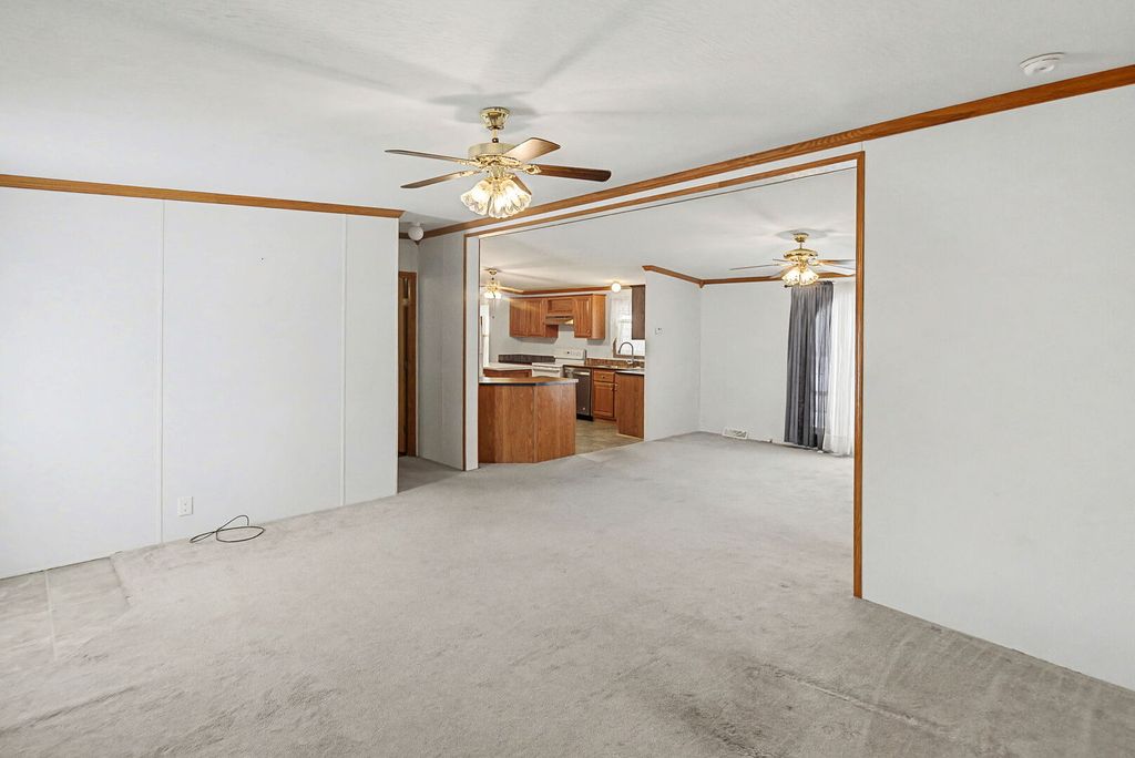 Image 5 of property listing at 1111 S JEFFERSON Street, Salem, IL 62881