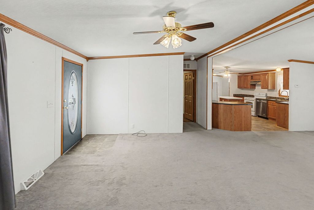 Image 6 of property listing at 1111 S JEFFERSON Street, Salem, IL 62881